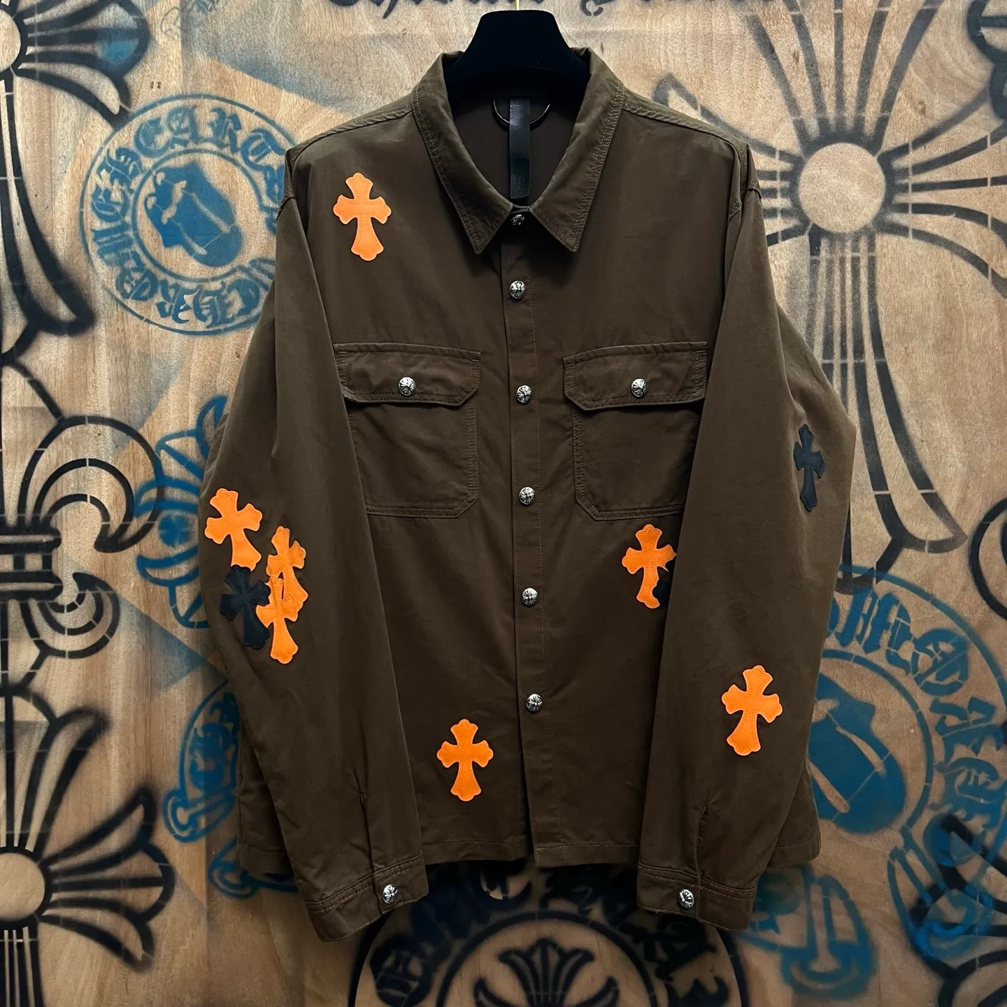 P610 Wang Zha has a new one! Heavy 15.5oz! Kill all market versions instantly! The price has bottomed out. Chrome Hearts Haute Couture Chrome Hearts patchwork leather denim jacket. The choice of high-grade twill denim custom-made fabrics is very important. It distinguishes the low version and wrong version of all pure black denim fabrics on the market. The cross patchwork leather is all imitation lambskin. All dyeing is completely restored without color difference. The inner leather label is first-layer calfskin. All hardware is 925 silver plated. It distinguishes all versions on the market. There is no better casual comparison in the market. Same style for men and women S-XL